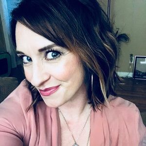 Meet your Posher, Lora